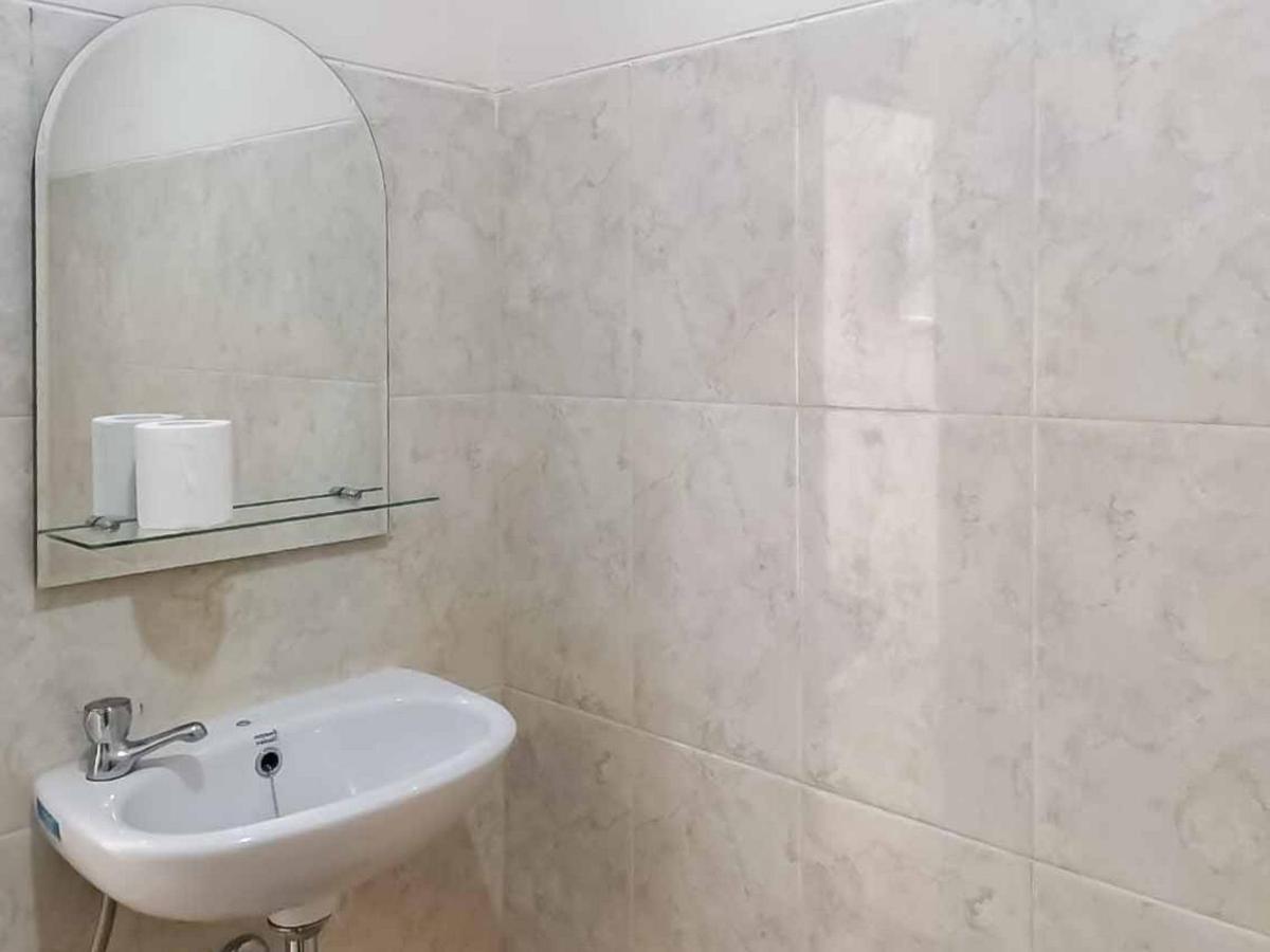 Wisma Talenta Mitra Reddoorz Джакарта Екстериор снимка